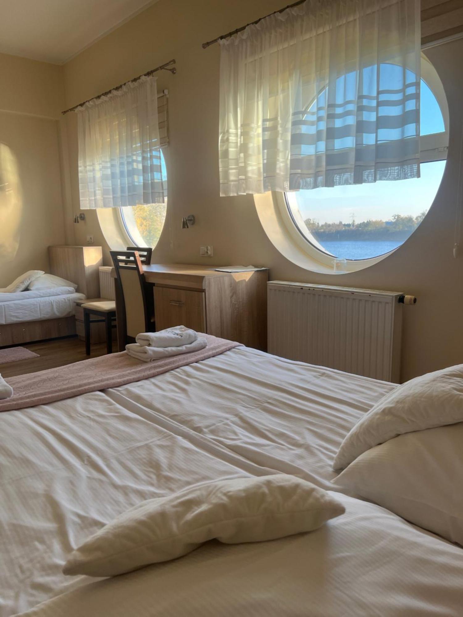 Hotel Mikorzyn Ślesin Extérieur photo